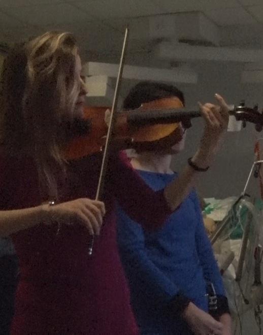Modena, musica per i pazienti violino e clarinetto entrano in corsia a Baggiovara