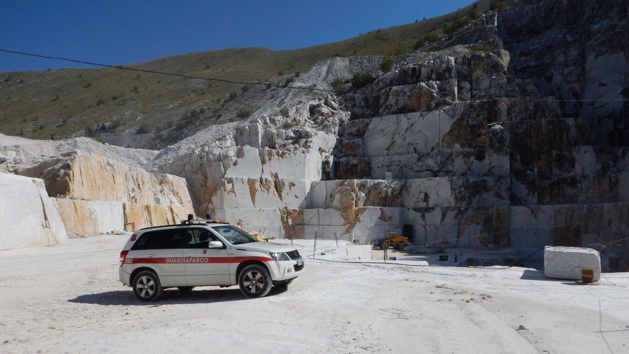 Sequestrata Cava Vittoria sul Monte Sagro