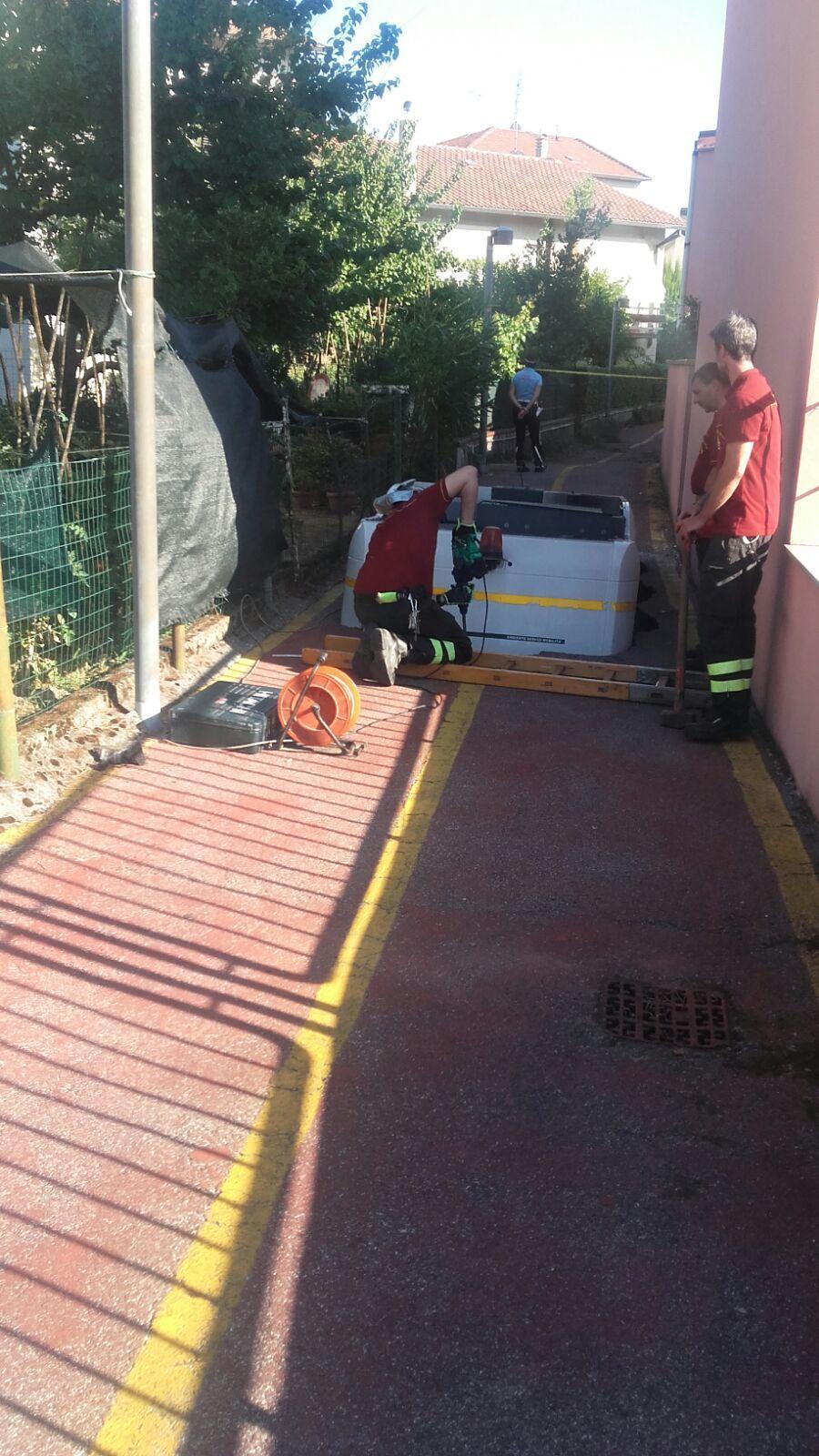 La spazzatrice sprofondata nella pista ciclabile