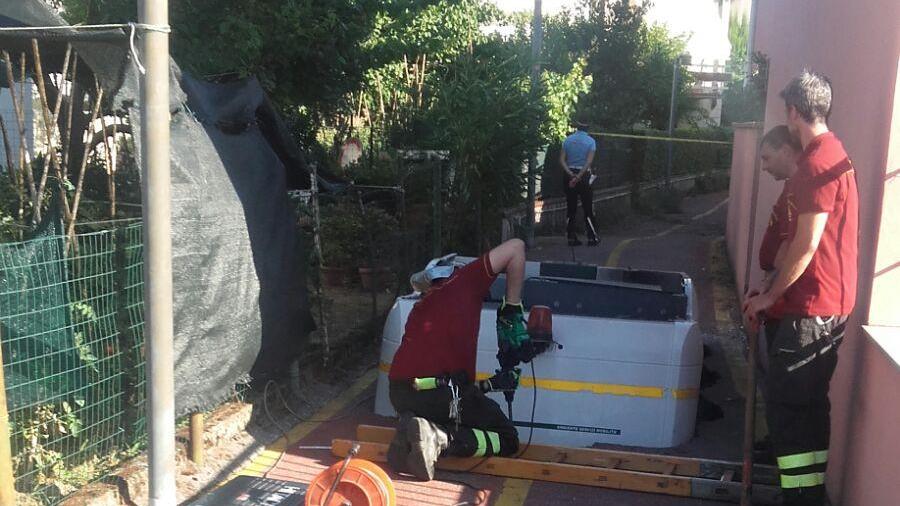 La spazzatrice sprofondata nella pista ciclabile