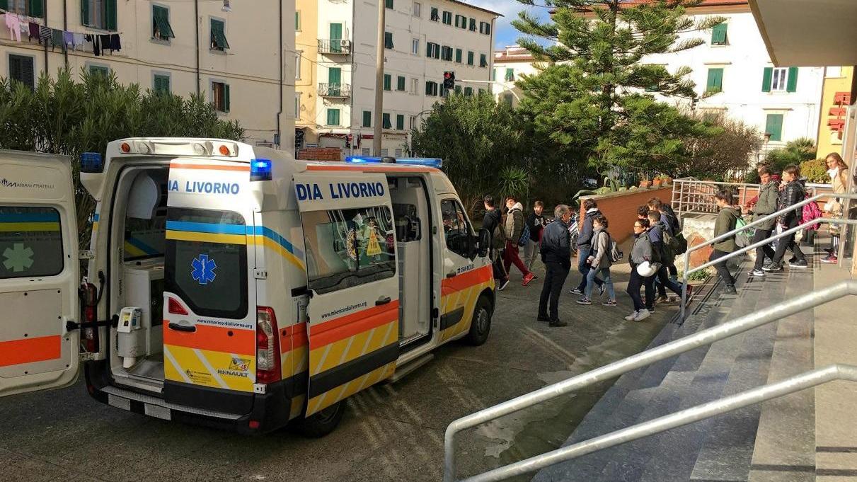 Le ambulanze della Misericordia davanti all'entrata dell'Istituto tecnico industriale di via Galilei (Marzi Pentafoto)