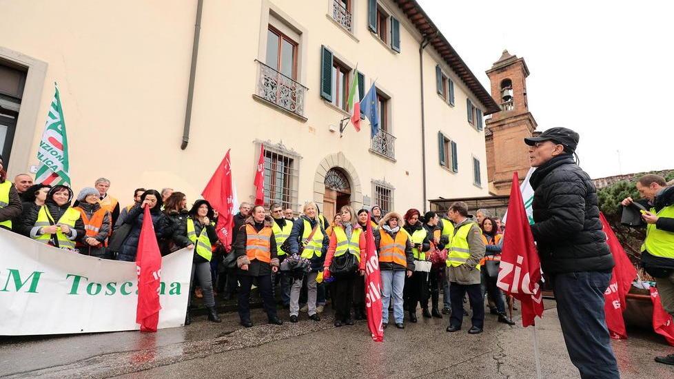 La protesta sotto la sede dell'Unione (Foto Agenzia Carlo Sestini)