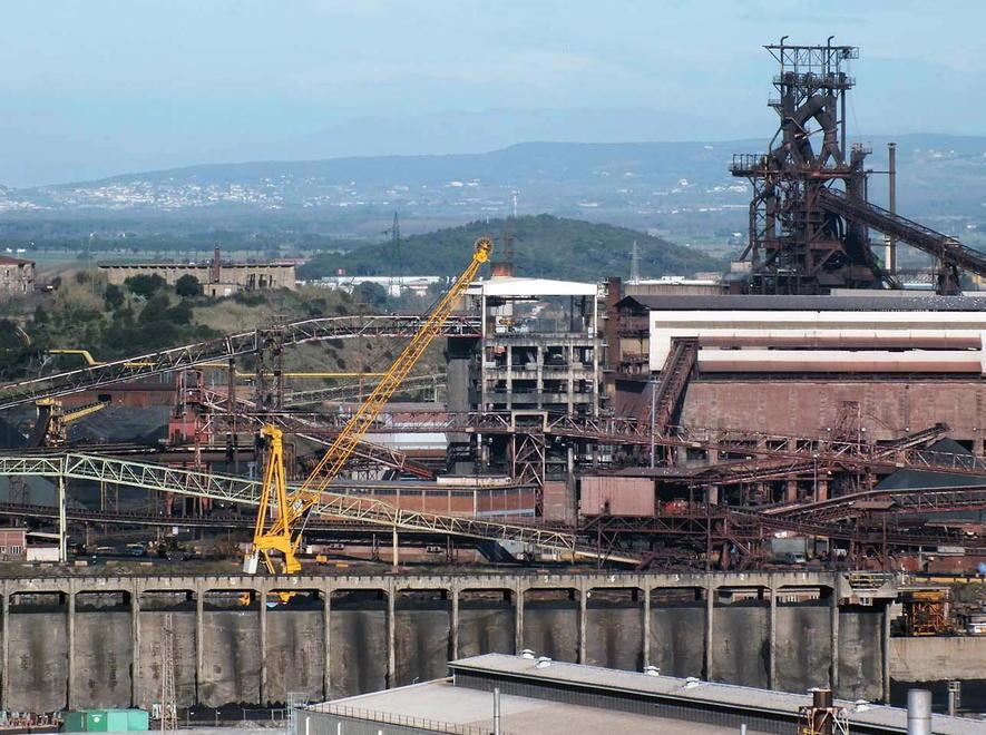 Una panoramica delle acciaierie, sullo sfondo l’altoforno (foto PaBar)