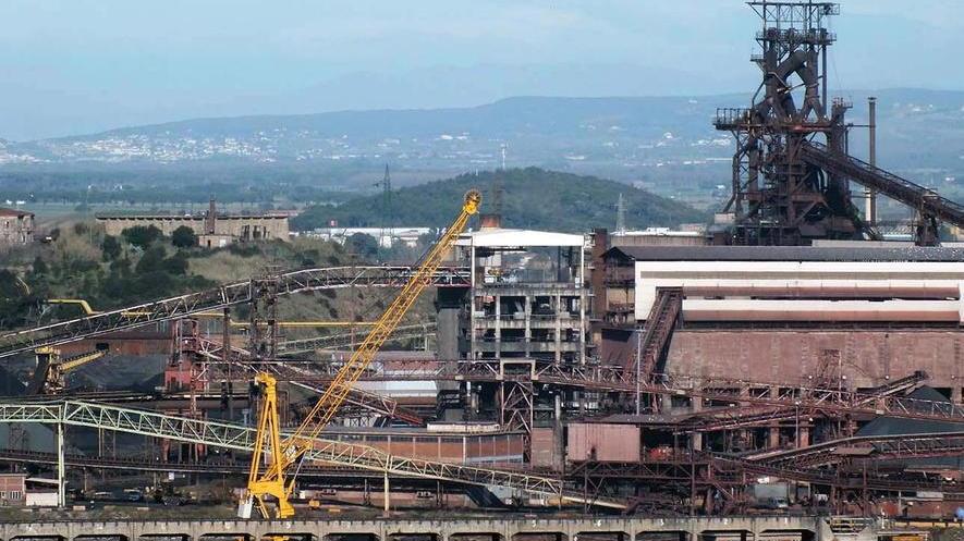 Una panoramica delle acciaierie, sullo sfondo l’altoforno (foto PaBar)