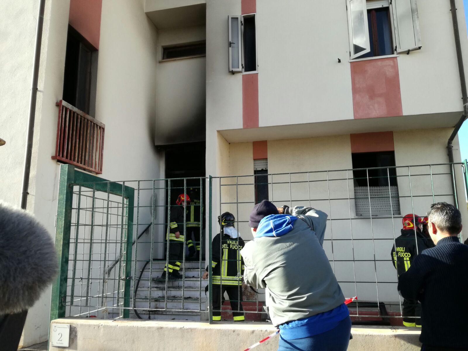 Tre feriti nell'incendio di un appartamento a Portoscuso