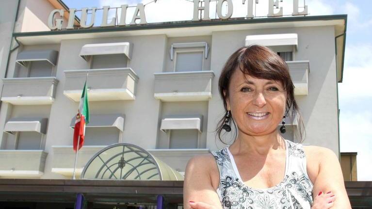Cristiana Gemignani davanti al suo Hotel Giulia