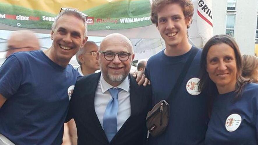 Gli attivisti pisani (a destra Valeria Antoni) con il sindaco di Livorno Filippo Nogarin