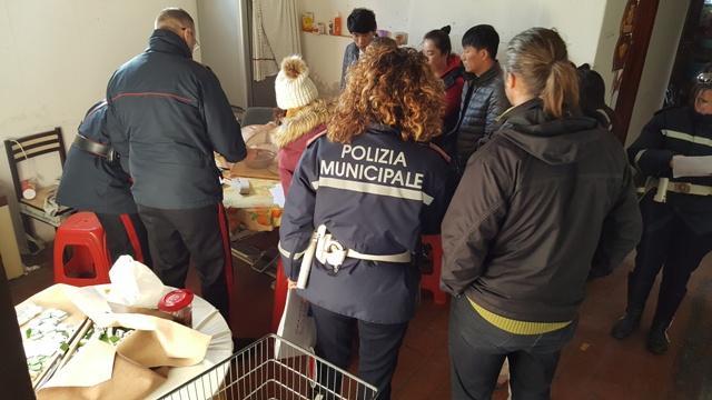 Una fase delle identificazioni e dei controlli nella casa colonica trasformata in fabbrica