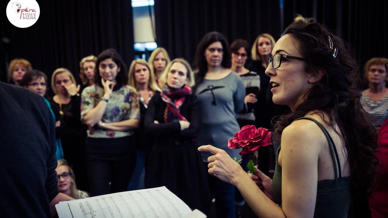 Luisa Baldinetti nei panni di regista teatrale (foto di Lorraine Waters)
