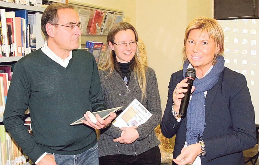 Da sinistra: Giampaolo Simi, Elena Torre e la direttrice della biblioteca Teresa Giorgetti