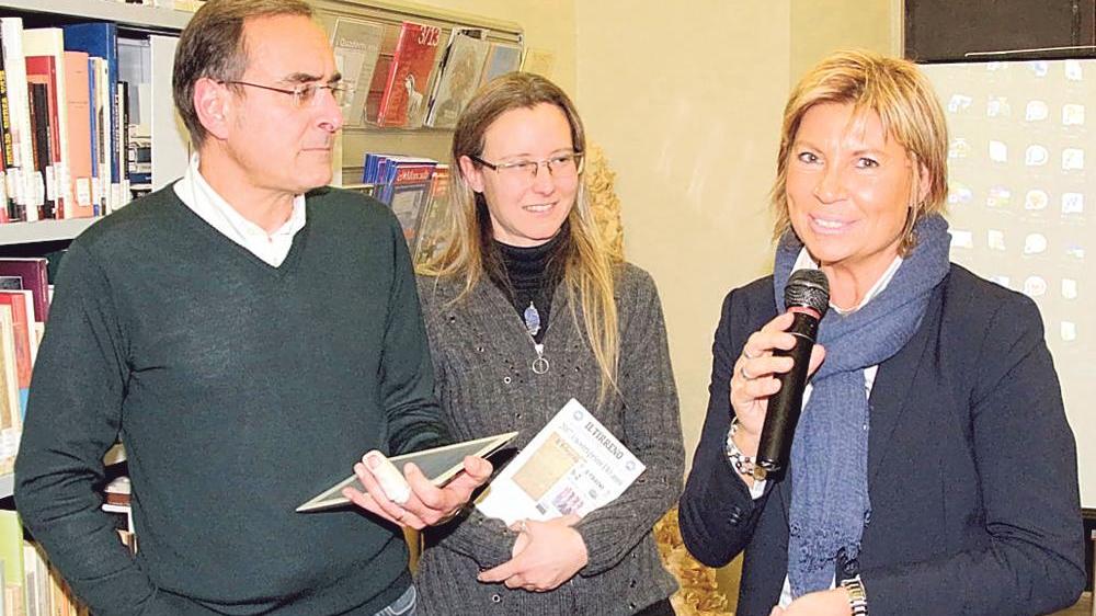 Da sinistra: Giampaolo Simi, Elena Torre e la direttrice della biblioteca Teresa Giorgetti