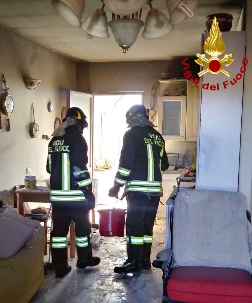 I vigili del fuoco di Siniscola nella casa dell'anziana donna