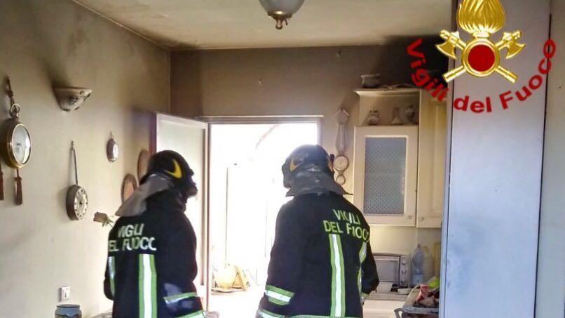 I vigili del fuoco di Siniscola nella casa dell'anziana donna