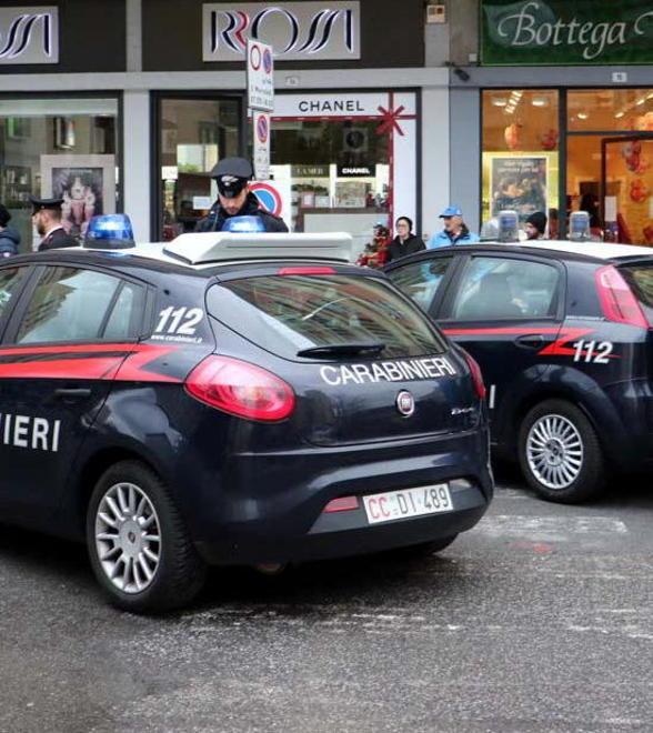 Rapina al rappresentante di preziosi a Massa