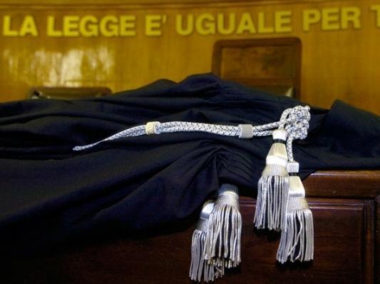 Modena, falsi permessi a immigrati: tutto prescritto 