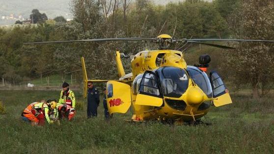 Donna muore falciata da un'auto