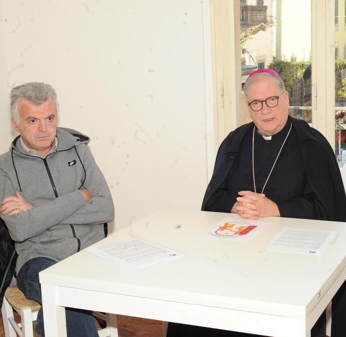 Da sinistra Marcello Suppressa e il vescovo Fausto Tardelli (foto Gori)