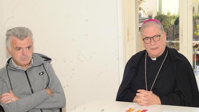 Da sinistra Marcello Suppressa e il vescovo Fausto Tardelli (foto Gori)
