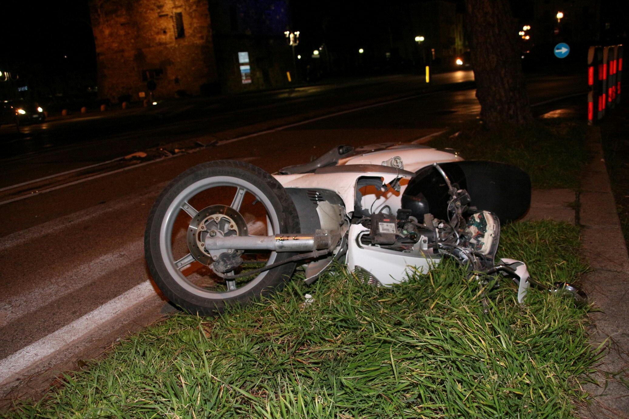Lo scooter del 30enne è finito a terra dopo lo scontro (Foto Ciurca)