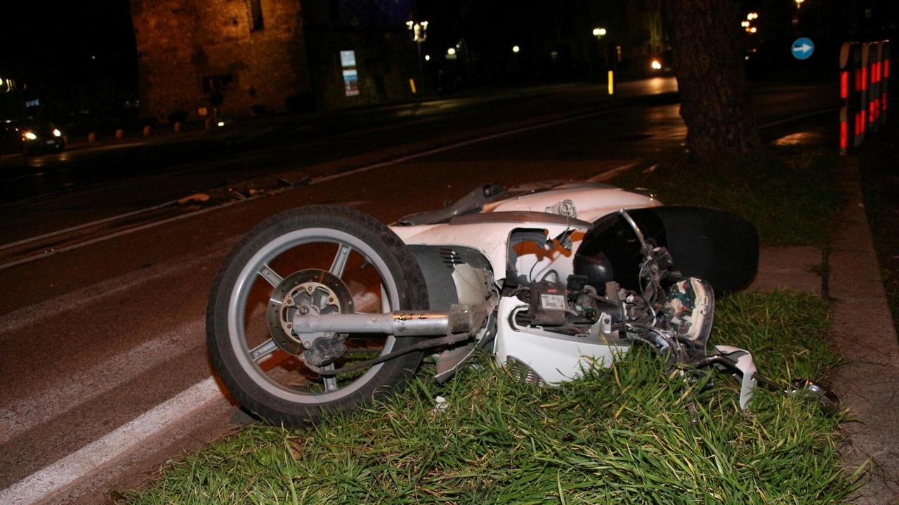 Lo scooter del 30enne è finito a terra dopo lo scontro (Foto Ciurca)