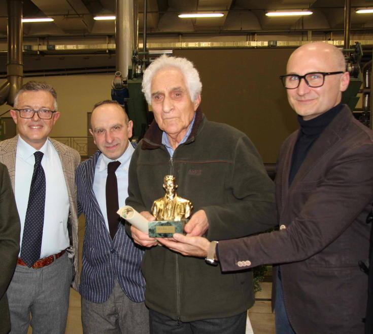 L'imprenditore Renato Cecchi mentre riceve il Tullio d'oro (Foto Batavia)
