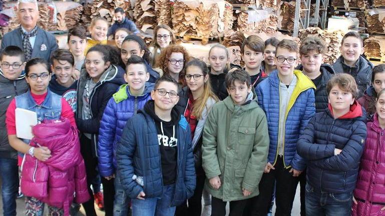 Ragazzi delle scuole medie in visita nelle concerie