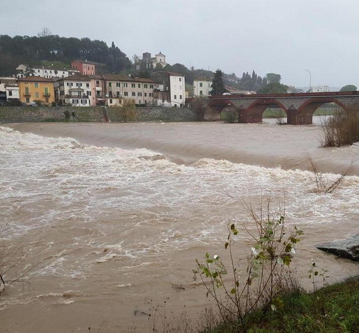La piena, il ponte e la paura: il Serchio risparmia Vecchiano 