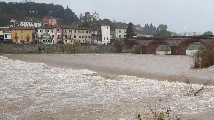 La piena, il ponte e la paura: il Serchio risparmia Vecchiano
