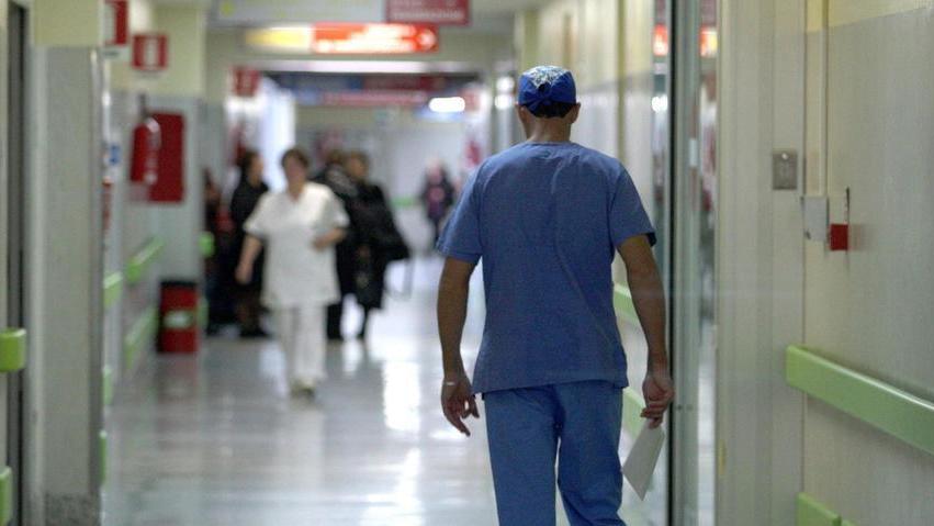 Medici in sciopero, salta la metà delle operazioni