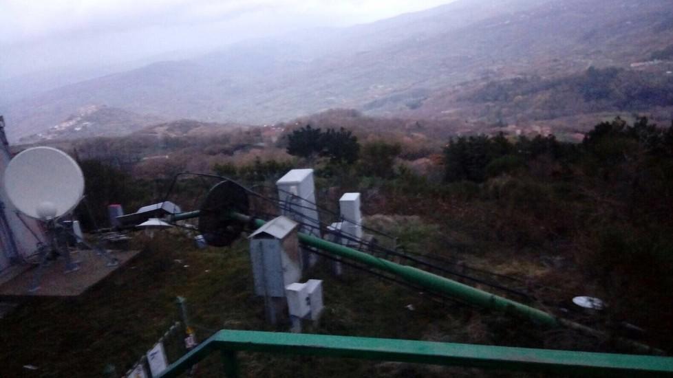 Due tralicci abbattuti dal forte vento Tv, radio e wifi ko