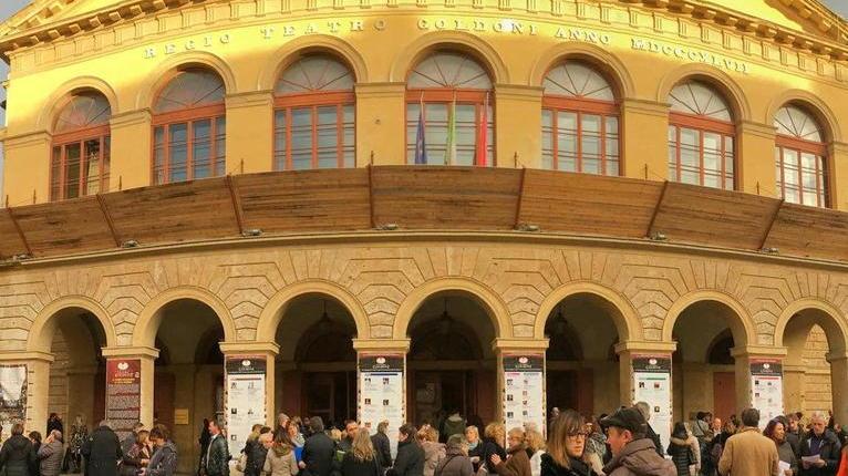 Restauro della facciata e si cambierà l’impianto luci