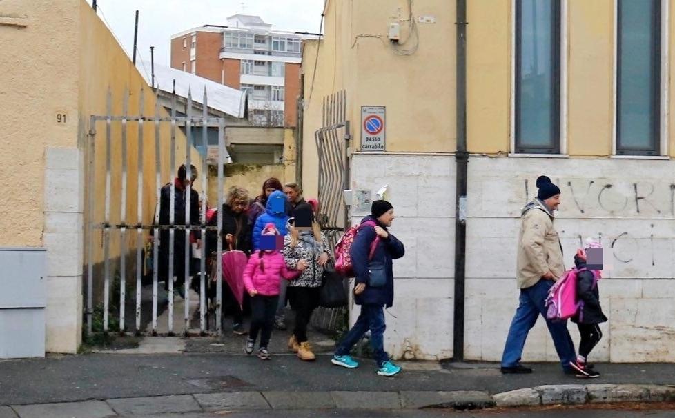 Raid di notte in tre scuole rubati nove computer 