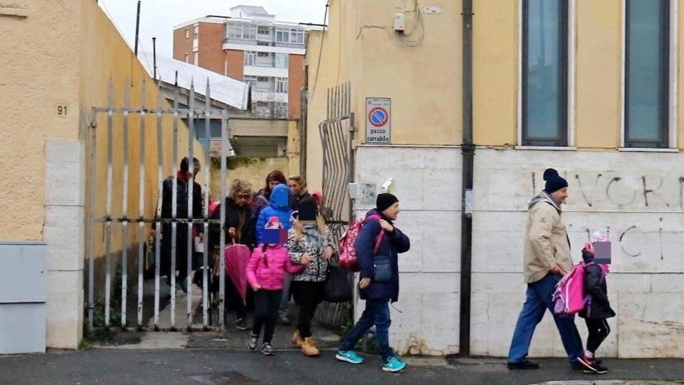 Raid di notte in tre scuole rubati nove computer