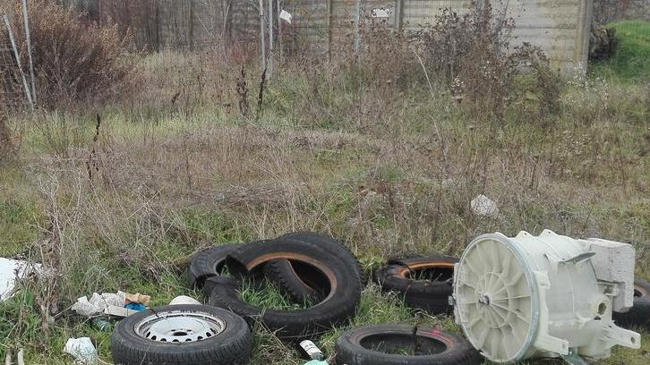 Una discarica accanto al cimitero