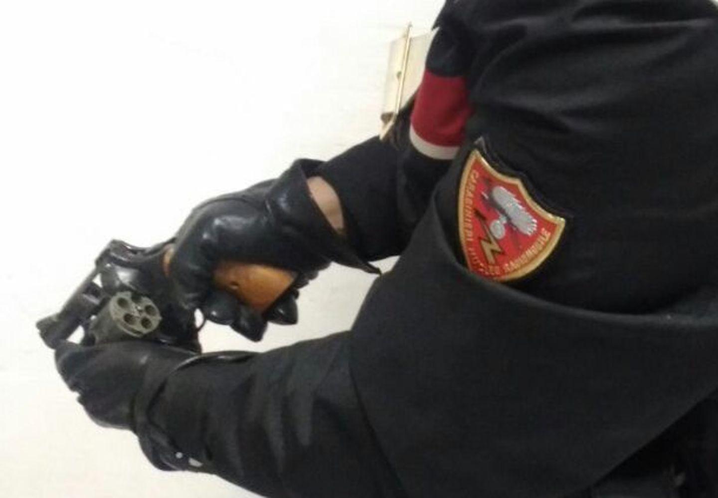 Pistola in faccia al vicino: «Ti ammazzo» 
