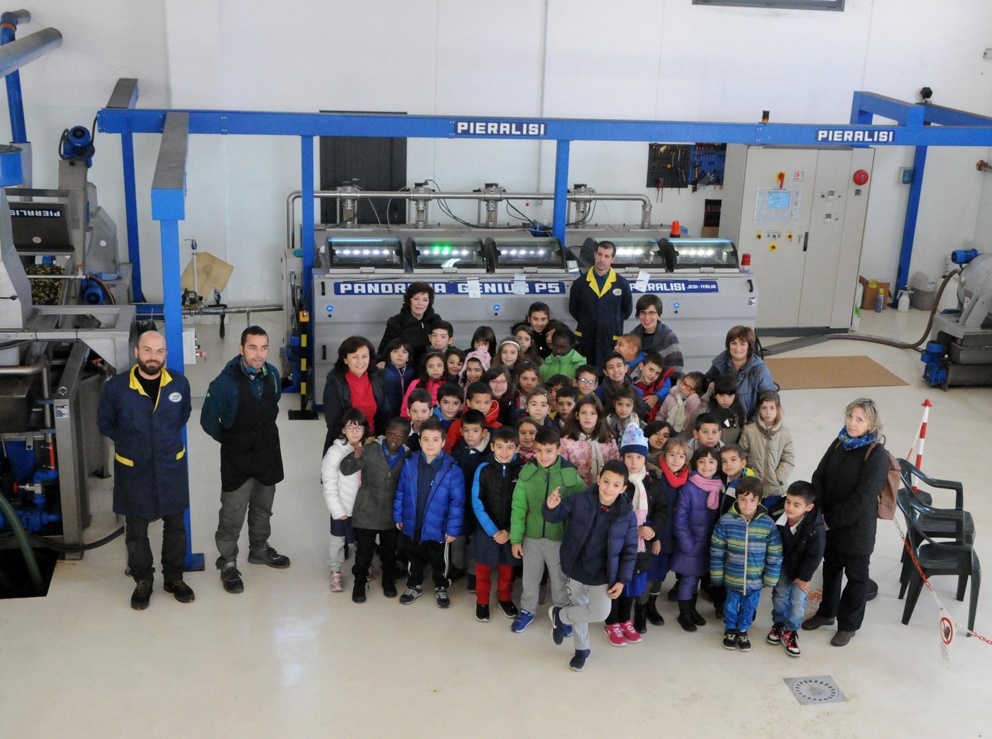 Una lezione tra sapori e odori nell’oleificio di Pratosardo
