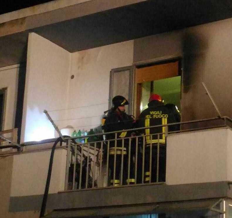Fiamme vicino a una bombola intervengono i vigili del fuoco
