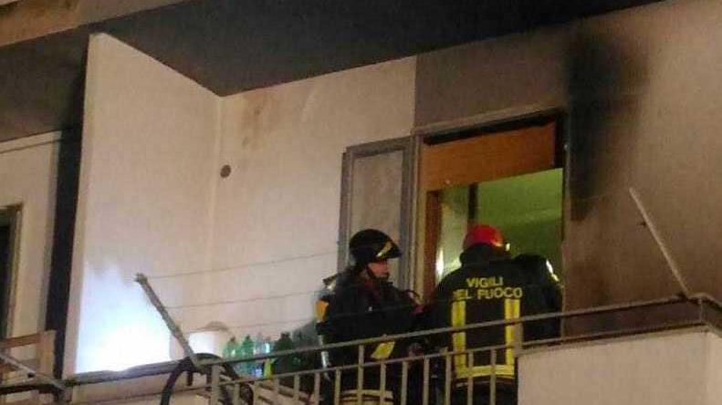 Fiamme vicino a una bombola intervengono i vigili del fuoco