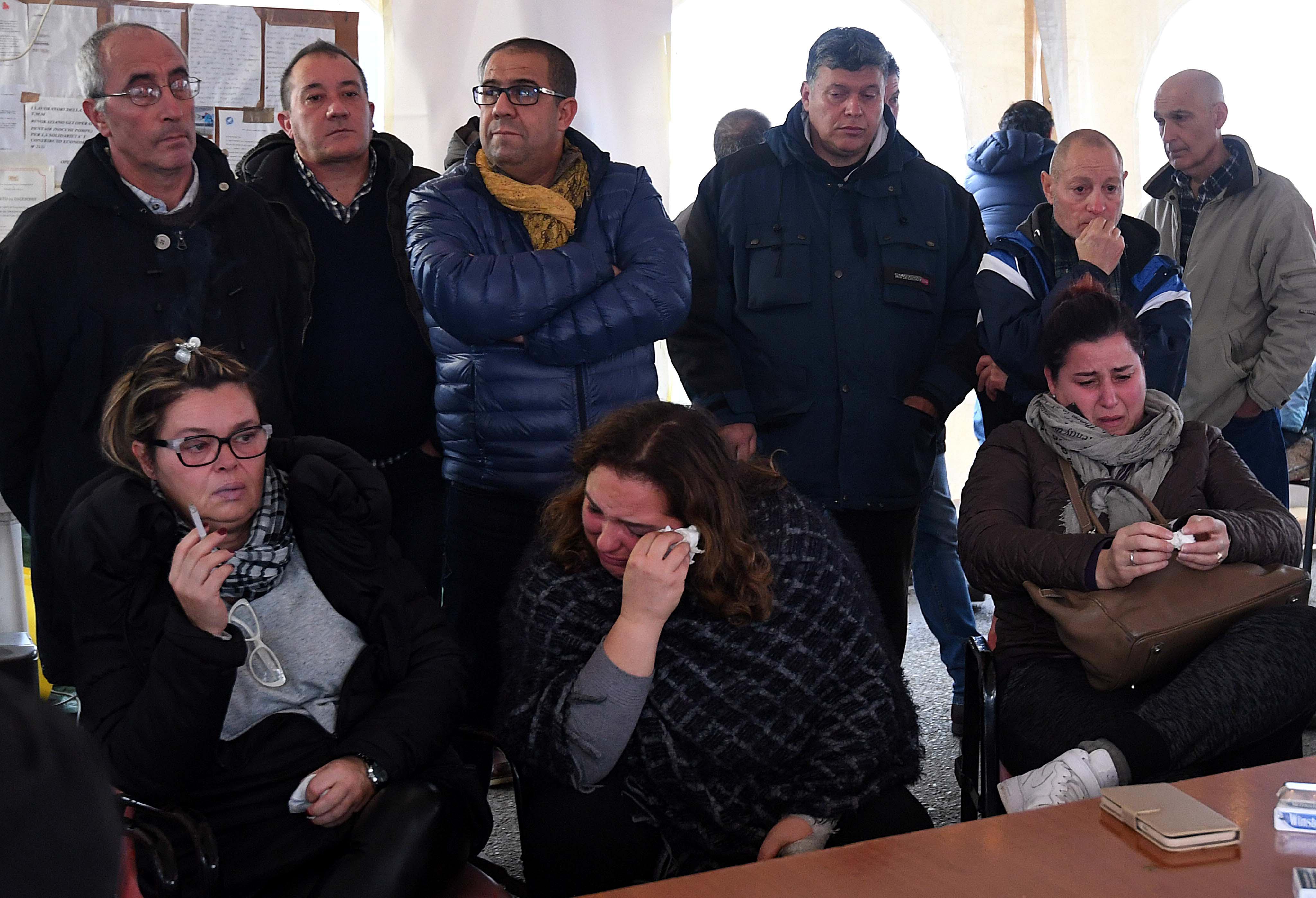 Operaie in lacrime durante l'assemblea al presidio della Tmm