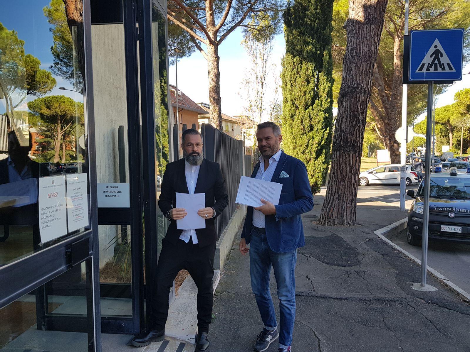 L'avvocato Roberto Baccheschi con Antonio Degortes davanti alla Procura di Grosseto
