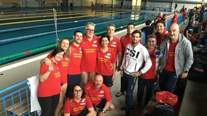 Lo staff tecnico del Csi Nuoto Prato a Livorno