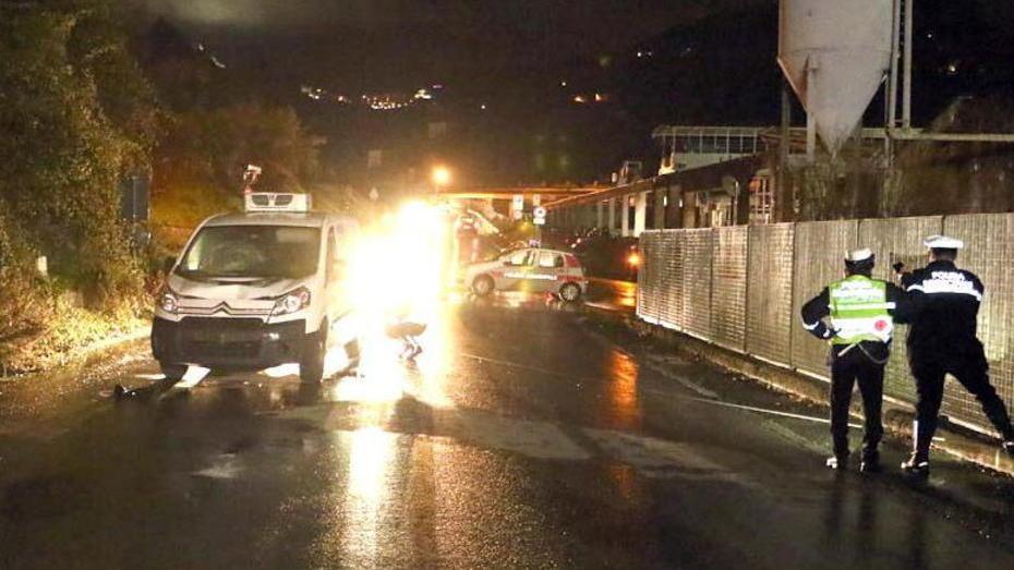 Soccorre il morto investito: è suo padre