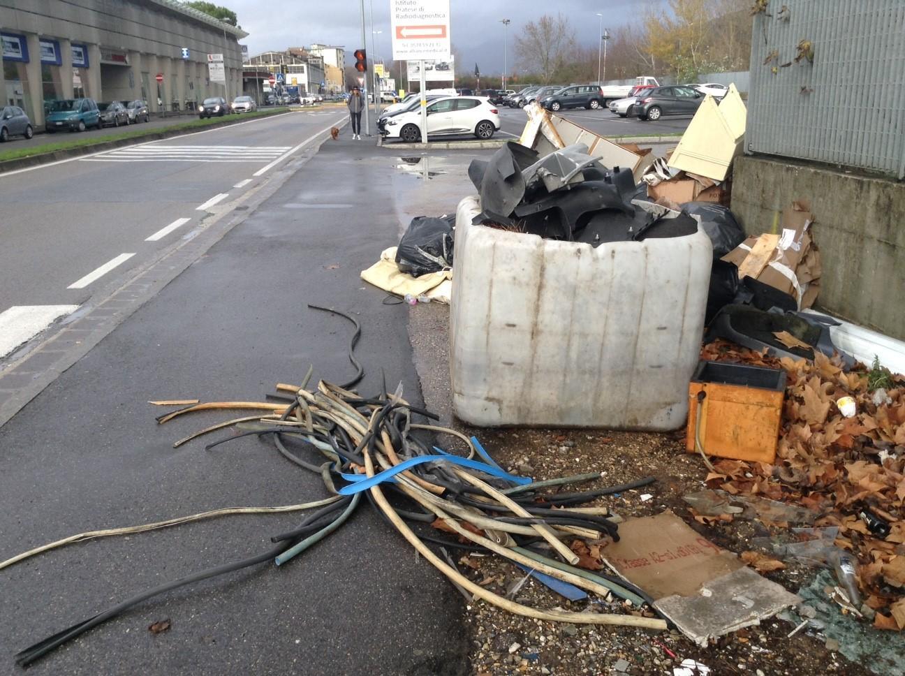 Rifiuti nel viale Marconi
