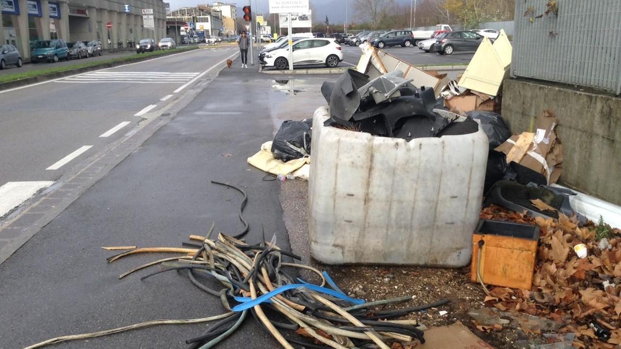 Rifiuti nel viale Marconi