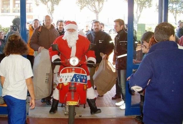 Babbo Natale in vespa per i bimbi di Stella Maris e Santa Chiara 