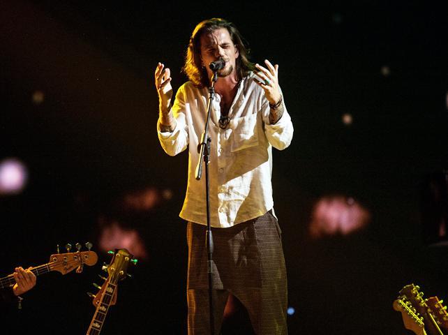 Il pathos di Enrico Nigiotti sul palco di X Factor