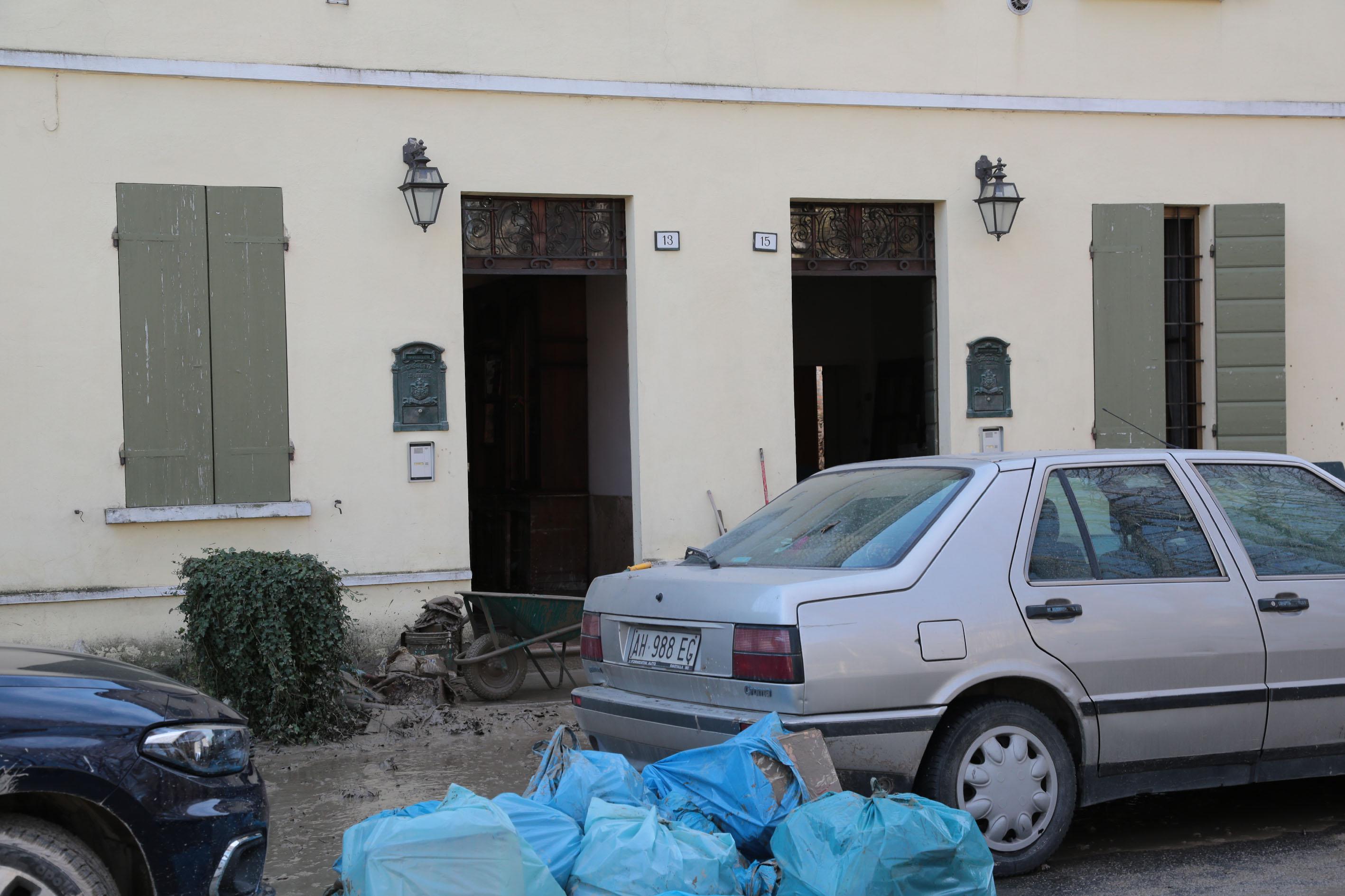 Alluvione di Lentigione, muore dopo aver spalato il fango
