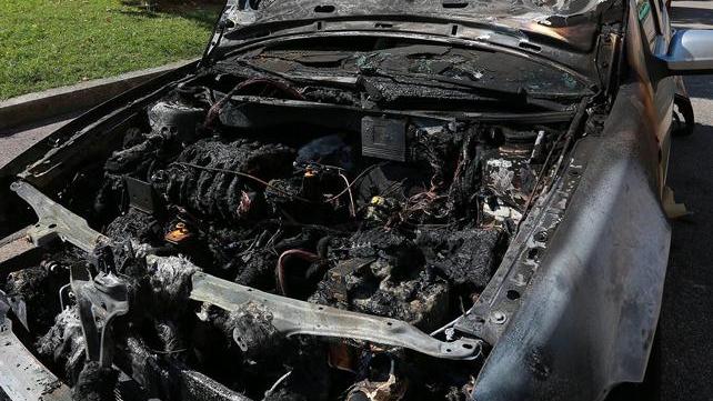 Un’auto bruciata (foto d’archivio)
