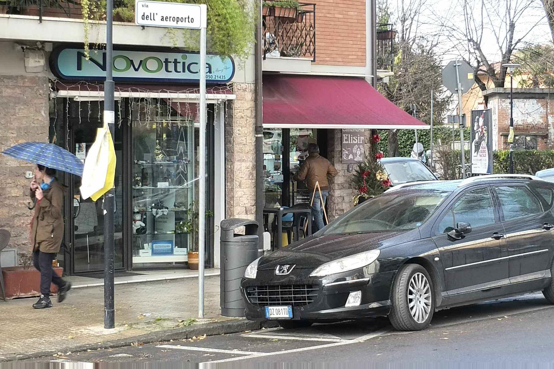 Il negozio di ottica in cui si è rifugiato il 16enne inseguito dai bulli (Foto Muzzi)