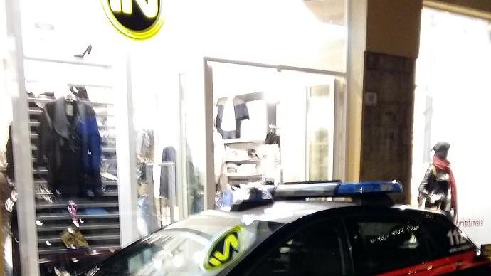La macchina dei carabinieri di fronte al negozio di via Garibaldi rapinato